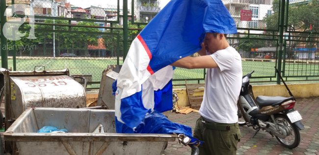 Người phát hiện bé trai sơ sinh trong thùng rác giữa trời mưa lớn: Suýt chút nữa là thằng bé bị chôn sống rồi