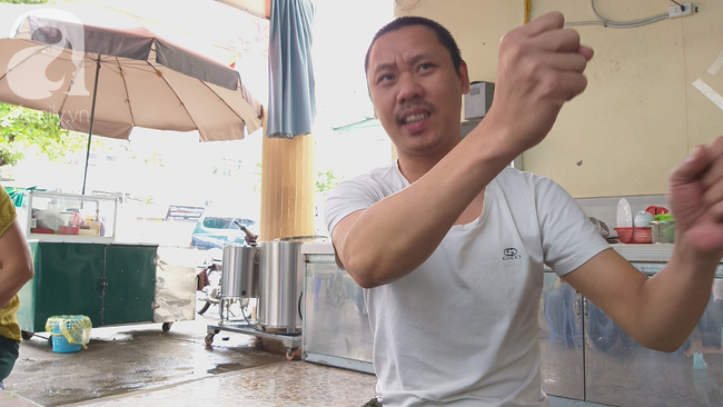 Người phát hiện bé trai sơ sinh trong thùng rác giữa trời mưa lớn: Suýt chút nữa là thằng bé bị chôn sống rồi