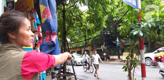 Người phát hiện bé trai sơ sinh trong thùng rác giữa trời mưa lớn: Suýt chút nữa là thằng bé bị chôn sống rồi