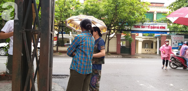 Người phát hiện bé trai sơ sinh trong thùng rác giữa trời mưa lớn: Suýt chút nữa là thằng bé bị chôn sống rồi