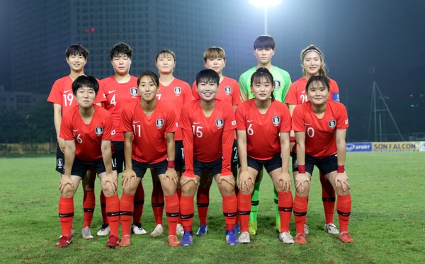 HLV Park Hang Seo đi xem bóng đá nữ, hát quốc ca Việt Nam và Hàn Quốc