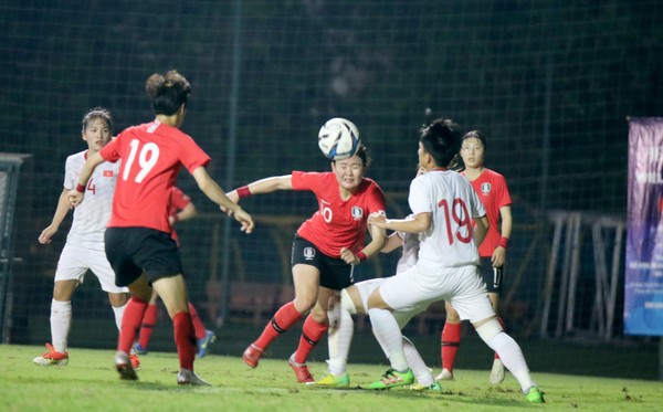 HLV Park Hang Seo đi xem bóng đá nữ, hát quốc ca Việt Nam và Hàn Quốc