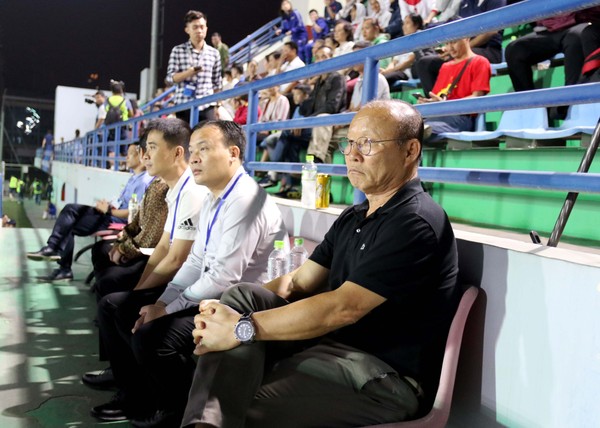 HLV Park Hang Seo đi xem bóng đá nữ, hát quốc ca Việt Nam và Hàn Quốc