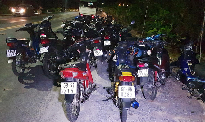 Hơn 100 thanh niên đua xe trên đường Xuyên Á