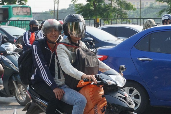 Người lớn, trẻ con ‘tay xách nách mang’ vật vã trở lại Hà Nội sau kỳ nghỉ lễ, nhiều tuyến đường đông nghẹt thở