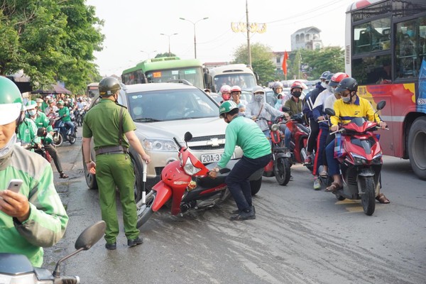 Người lớn, trẻ con ‘tay xách nách mang’ vật vã trở lại Hà Nội sau kỳ nghỉ lễ, nhiều tuyến đường đông nghẹt thở