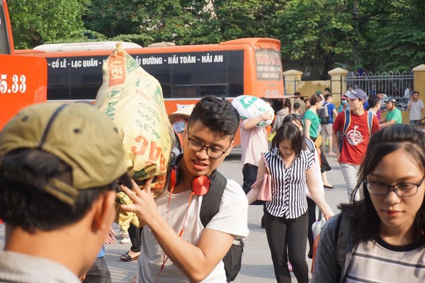 Người lớn, trẻ con ‘tay xách nách mang’ vật vã trở lại Hà Nội sau kỳ nghỉ lễ, nhiều tuyến đường đông nghẹt thở