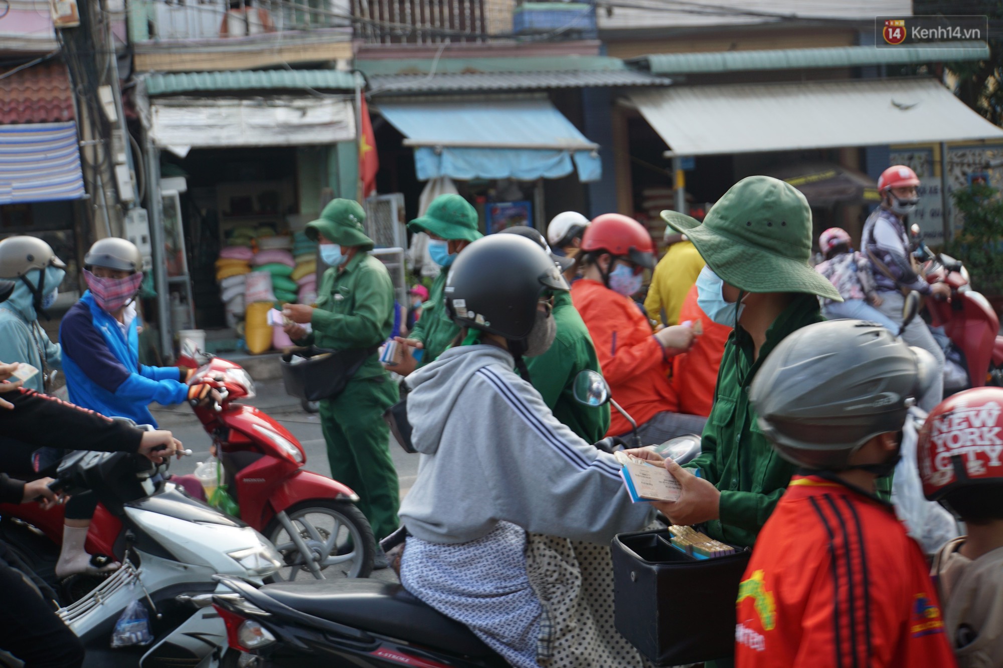 Hết 5 ngày nghỉ lễ, người dân cả nước tấp nập trở lại thành phố chuẩn bị cho những ngày làm việc tiếp theo