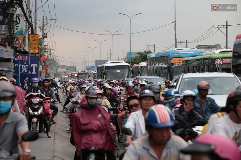 Hết 5 ngày nghỉ lễ, người dân cả nước tấp nập trở lại thành phố chuẩn bị cho những ngày làm việc tiếp theo