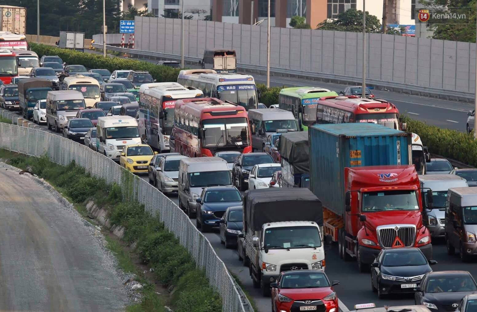 Hết 5 ngày nghỉ lễ, người dân cả nước tấp nập trở lại thành phố chuẩn bị cho những ngày làm việc tiếp theo