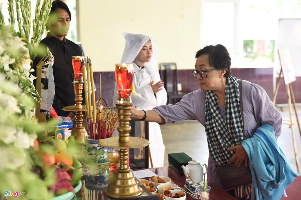 Mỹ Uyên, Ốc Thanh Vân và nhiều nghệ sĩ đau buồn khi tới viếng Lê Bình