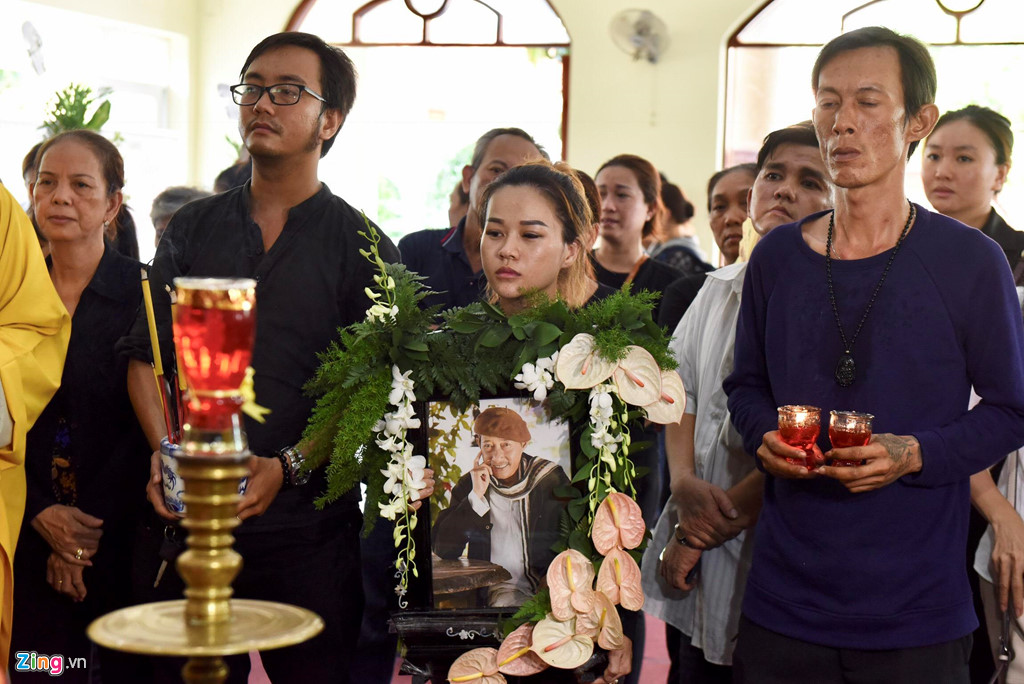 Mỹ Uyên, Ốc Thanh Vân và nhiều nghệ sĩ đau buồn khi tới viếng Lê Bình