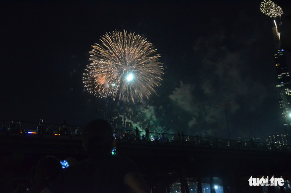 Rác lại ngổn ngang khu trung tâm TP.HCM sau đêm pháo hoa 30-4