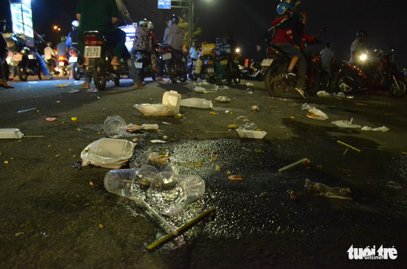 Rác lại ngổn ngang khu trung tâm TP.HCM sau đêm pháo hoa 30-4