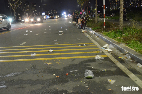 Rác lại ngổn ngang khu trung tâm TP.HCM sau đêm pháo hoa 30-4