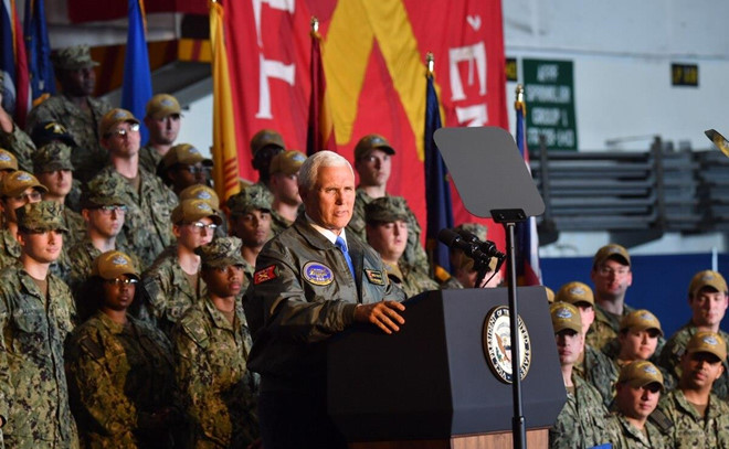 Thủy thủ được chỉ đạo ‘vỗ tay như ở hộp đêm thoát y’ để đón phó TT Mỹ