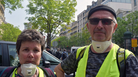 Hàng chục ngàn người biểu tình, Pháp điều 7.400 cảnh sát ứng phó