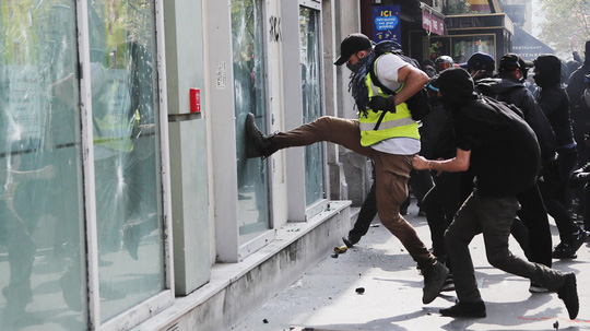 Hàng chục ngàn người biểu tình, Pháp điều 7.400 cảnh sát ứng phó