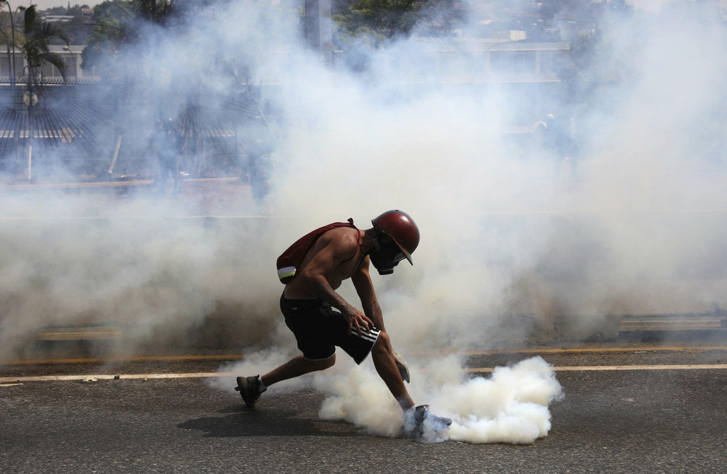 Video ảnh: Biểu tình ngày 2, lãnh đạo đối lập Venezuela bị ví là xác sống