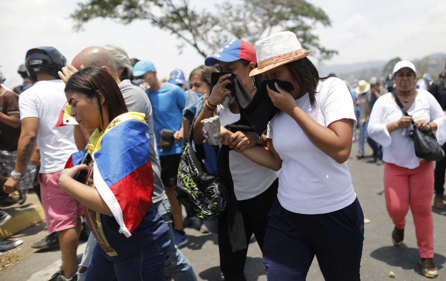 Video ảnh: Biểu tình ngày 2, lãnh đạo đối lập Venezuela bị ví là xác sống