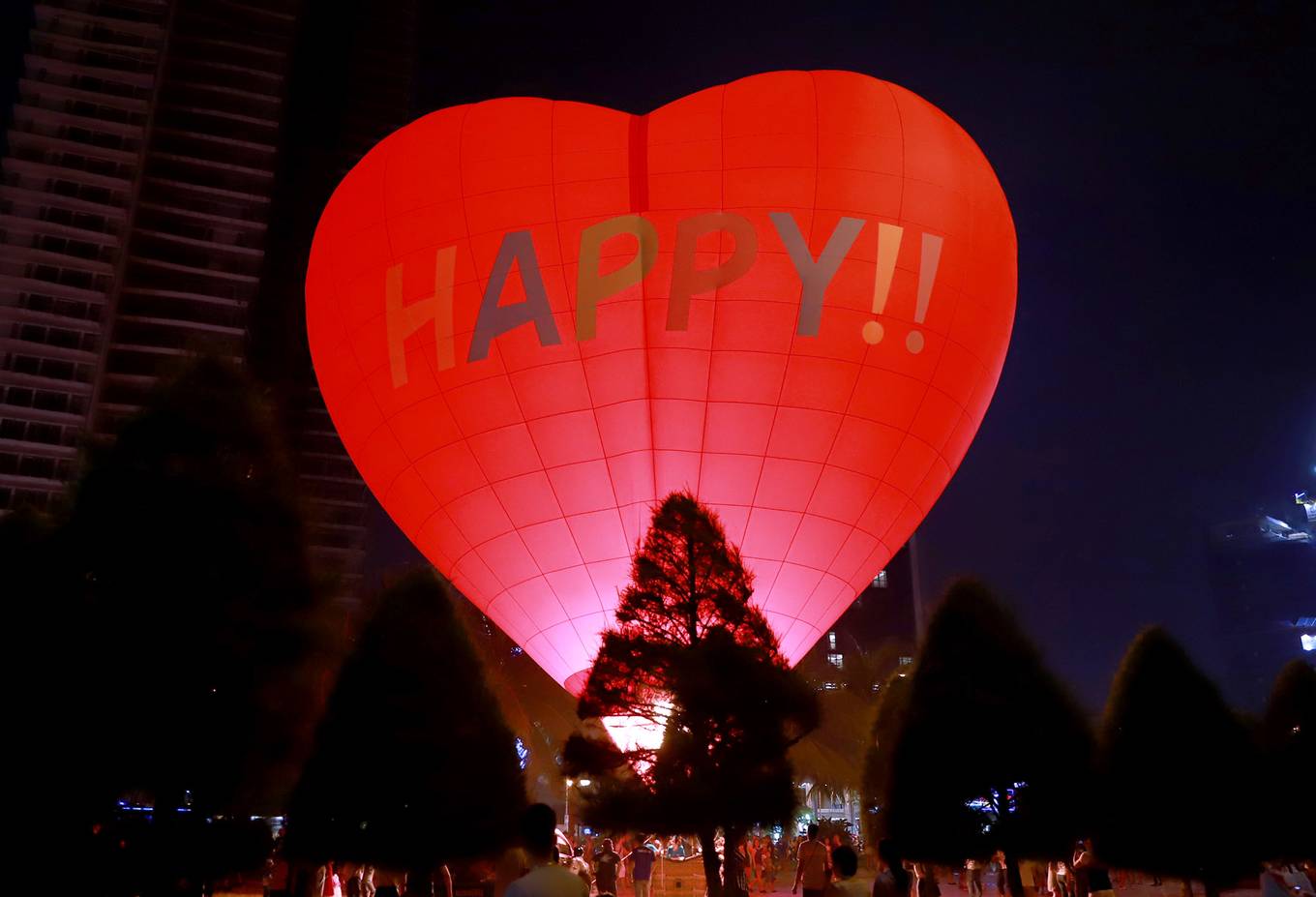 Hàng nghìn người xem khinh khí cầu thổi lửa ở Đà Nẵng