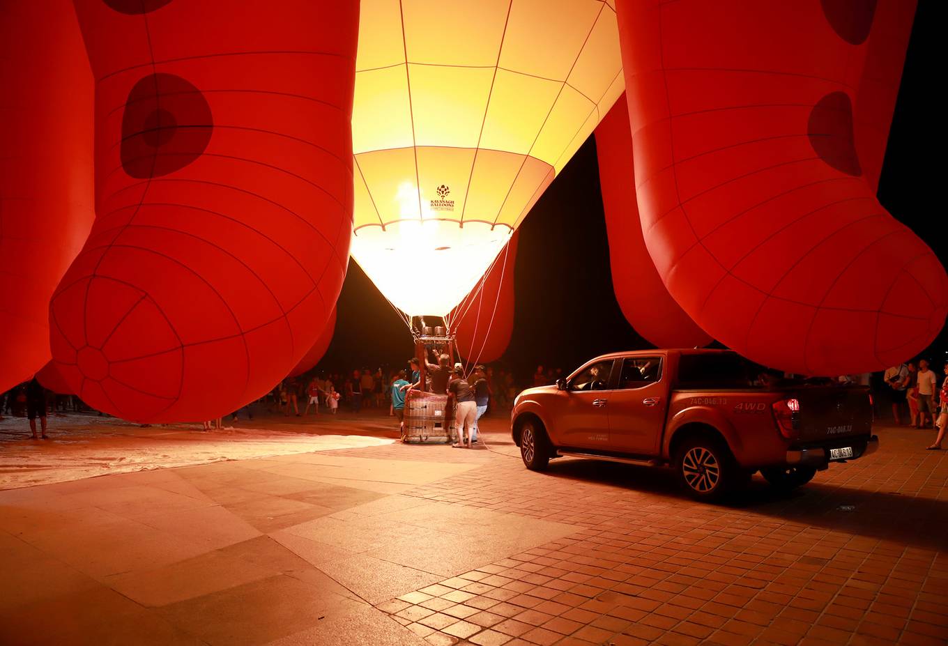 Hàng nghìn người xem khinh khí cầu thổi lửa ở Đà Nẵng