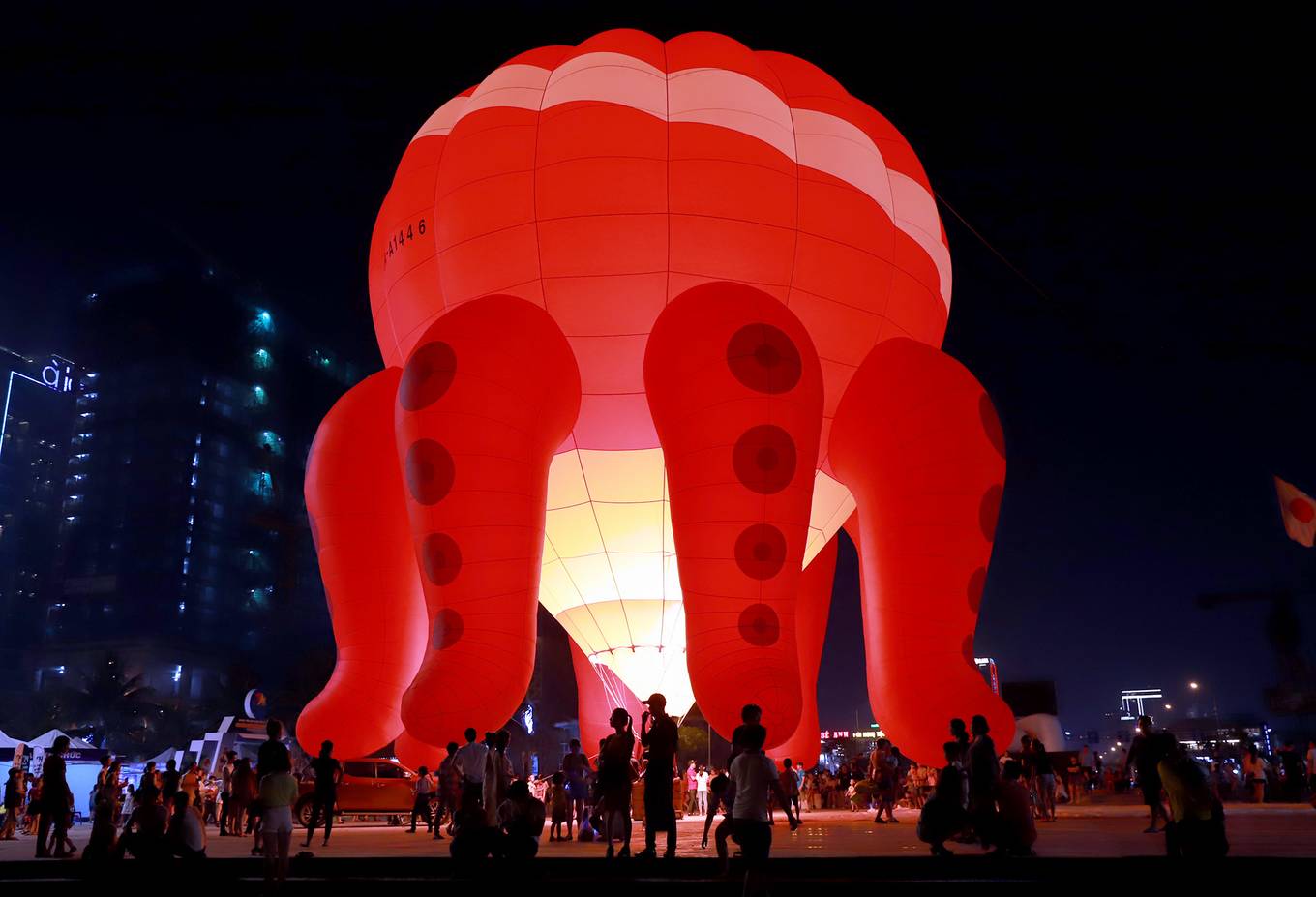 Hàng nghìn người xem khinh khí cầu thổi lửa ở Đà Nẵng