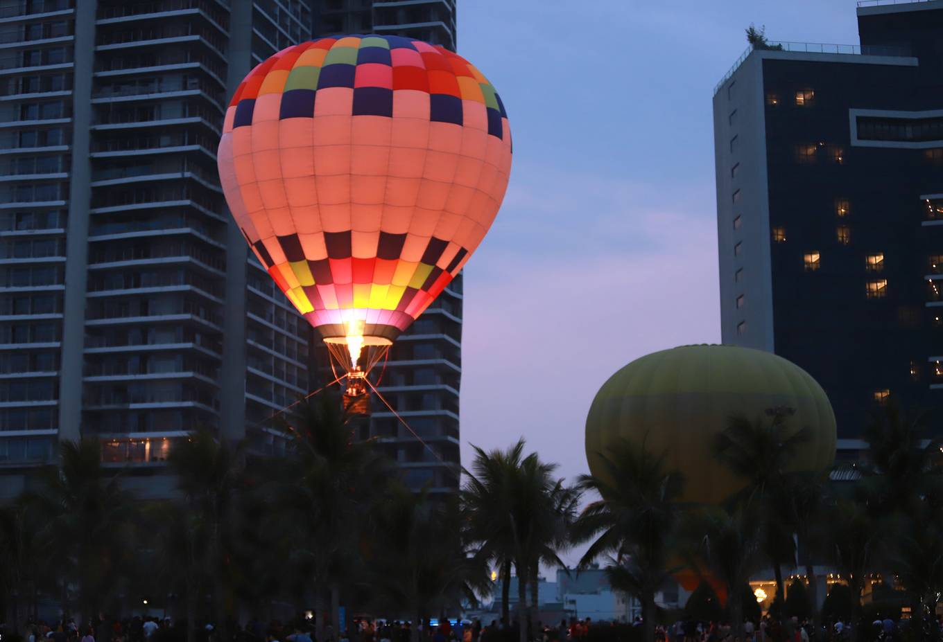 Hàng nghìn người xem khinh khí cầu thổi lửa ở Đà Nẵng