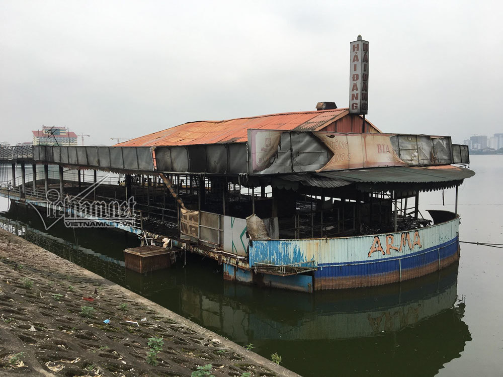 Video ảnh: Cháy nhà hàng nổi ở Hồ Tây, cột khói đen kịt