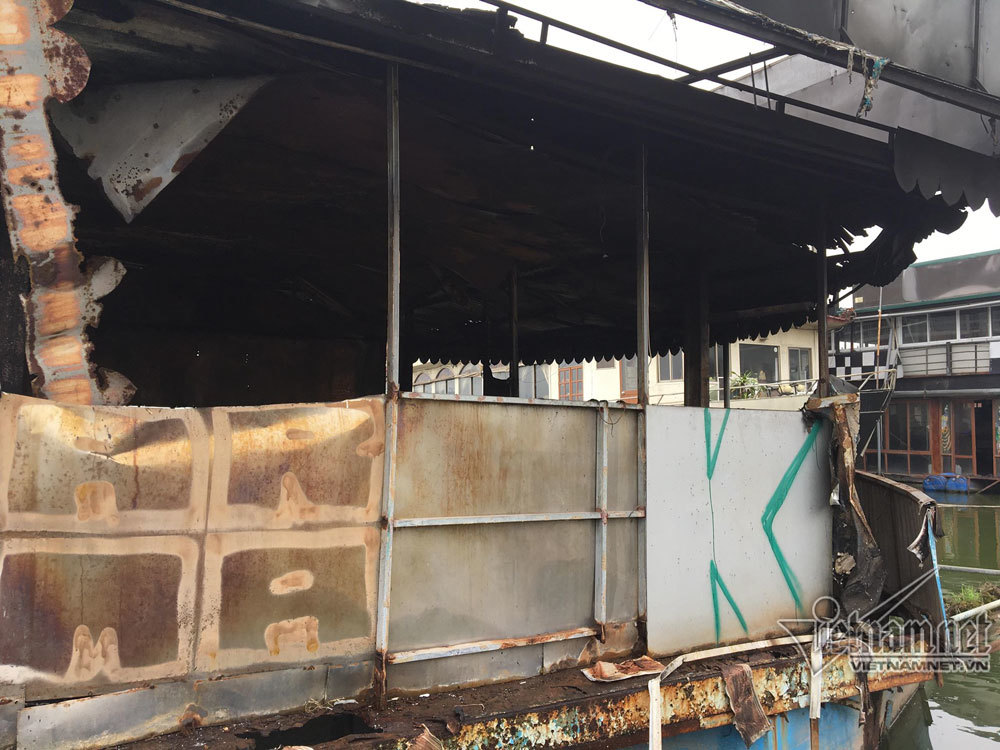 Video ảnh: Cháy nhà hàng nổi ở Hồ Tây, cột khói đen kịt