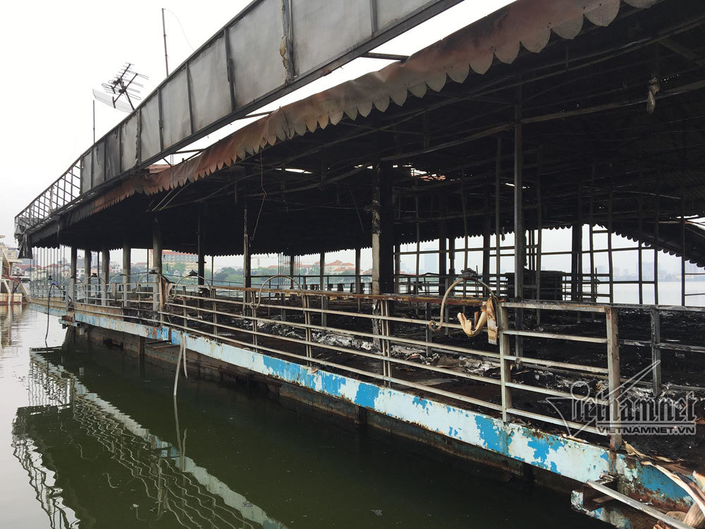 Video ảnh: Cháy nhà hàng nổi ở Hồ Tây, cột khói đen kịt