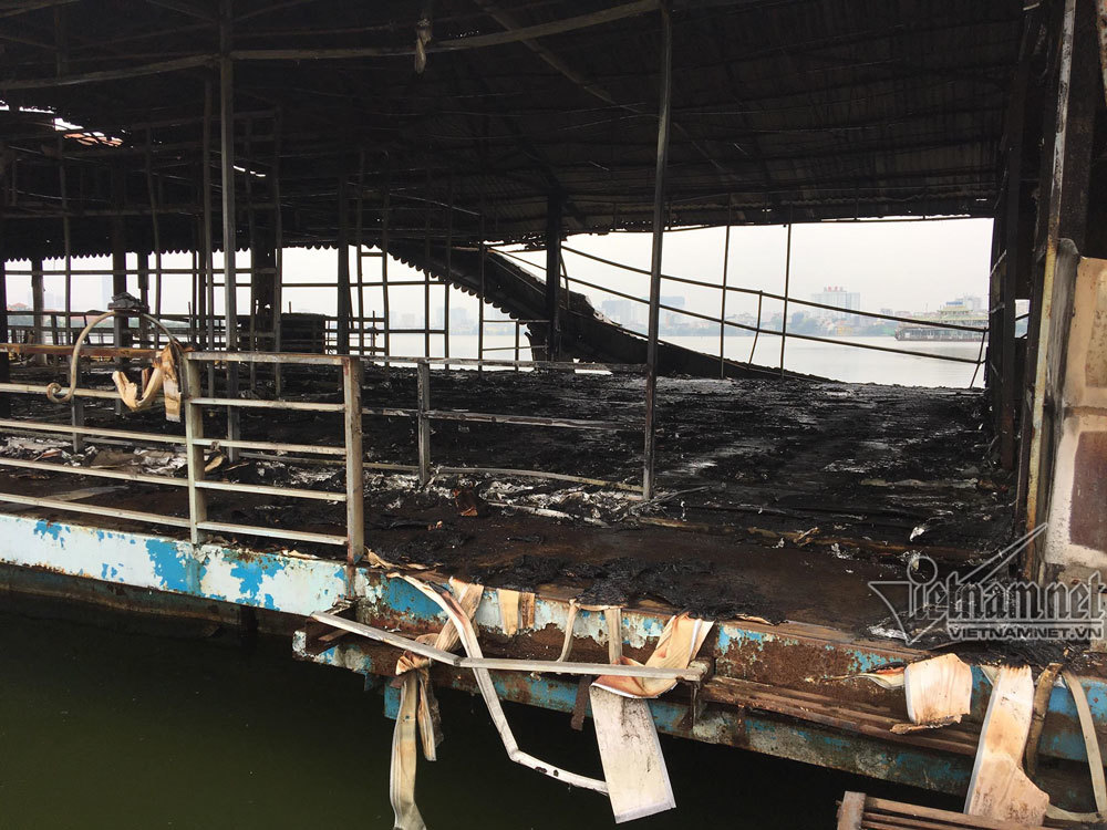 Video ảnh: Cháy nhà hàng nổi ở Hồ Tây, cột khói đen kịt