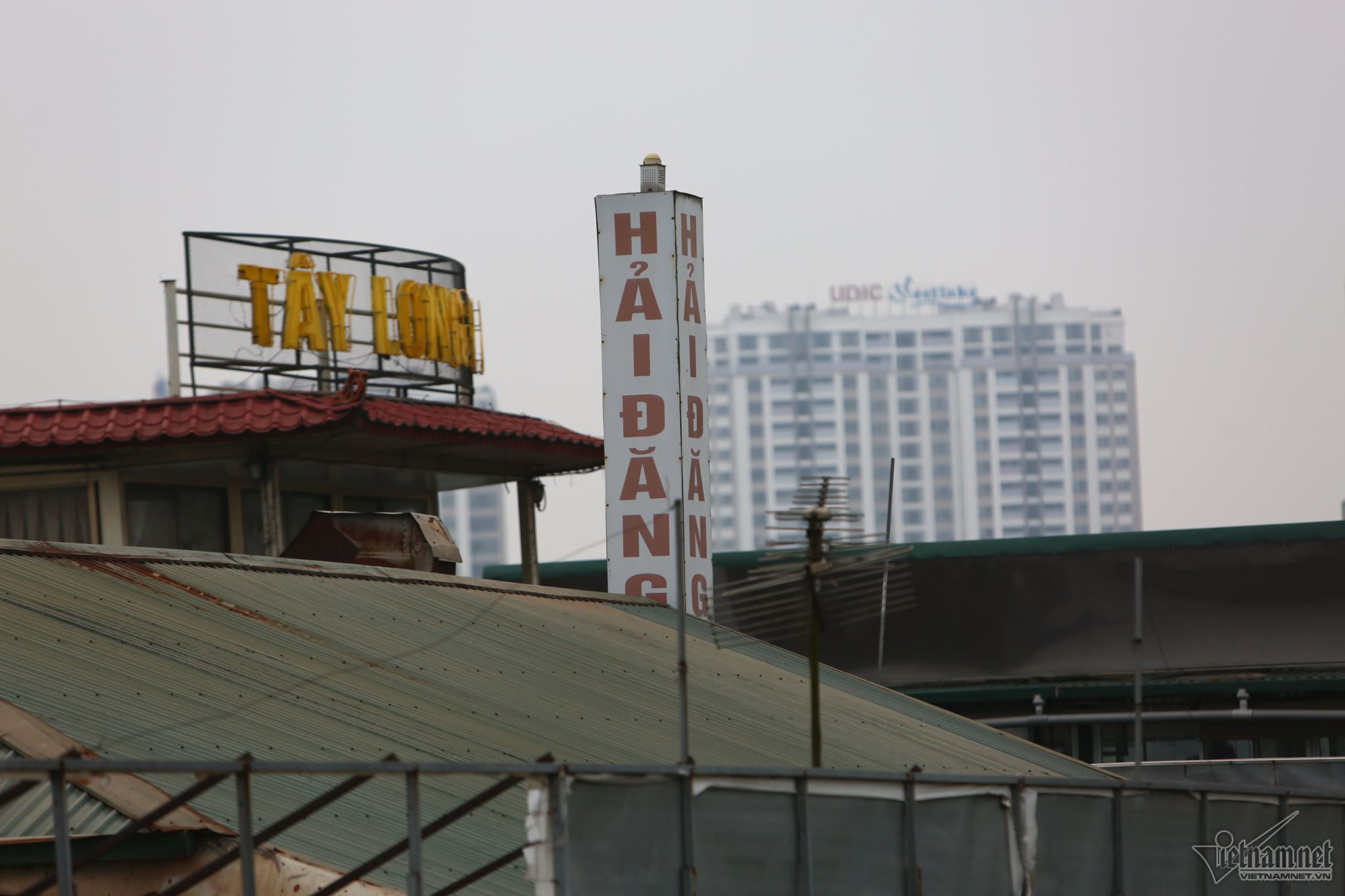 Video ảnh: Cháy nhà hàng nổi ở Hồ Tây, cột khói đen kịt