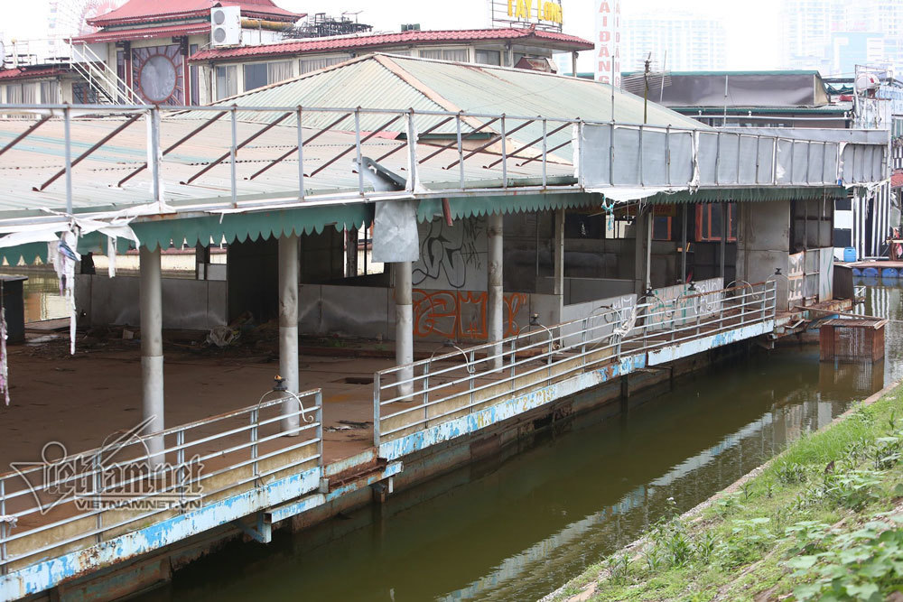 Video ảnh: Cháy nhà hàng nổi ở Hồ Tây, cột khói đen kịt