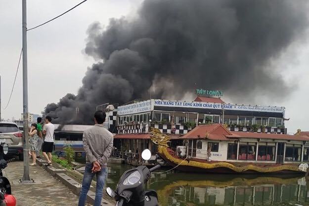 Video ảnh: Cháy nhà hàng nổi ở Hồ Tây, cột khói đen kịt