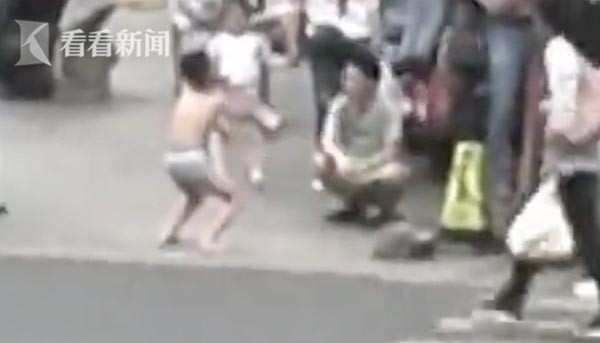 Chạm vào mông bạn nữ, cậu bé bị mẹ phạt mặc đồ lót đứng giữa đường gây tranh cãi