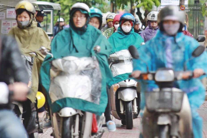 Ảnh: Đường phố Hà Nội tắc nghẽn trong ngày làm việc đầu tiên sau kỳ nghỉ lễ 30/4 - 1/5