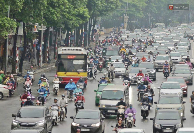 Ảnh: Đường phố Hà Nội tắc nghẽn trong ngày làm việc đầu tiên sau kỳ nghỉ lễ 30/4 - 1/5