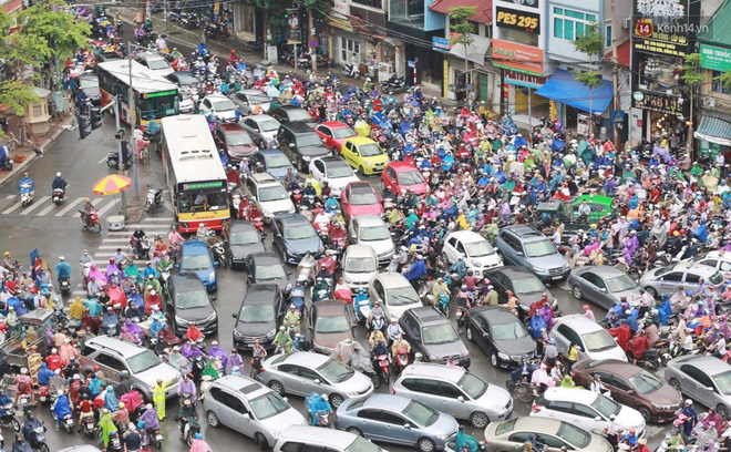 Ảnh: Đường phố Hà Nội tắc nghẽn trong ngày làm việc đầu tiên sau kỳ nghỉ lễ 30/4 - 1/5