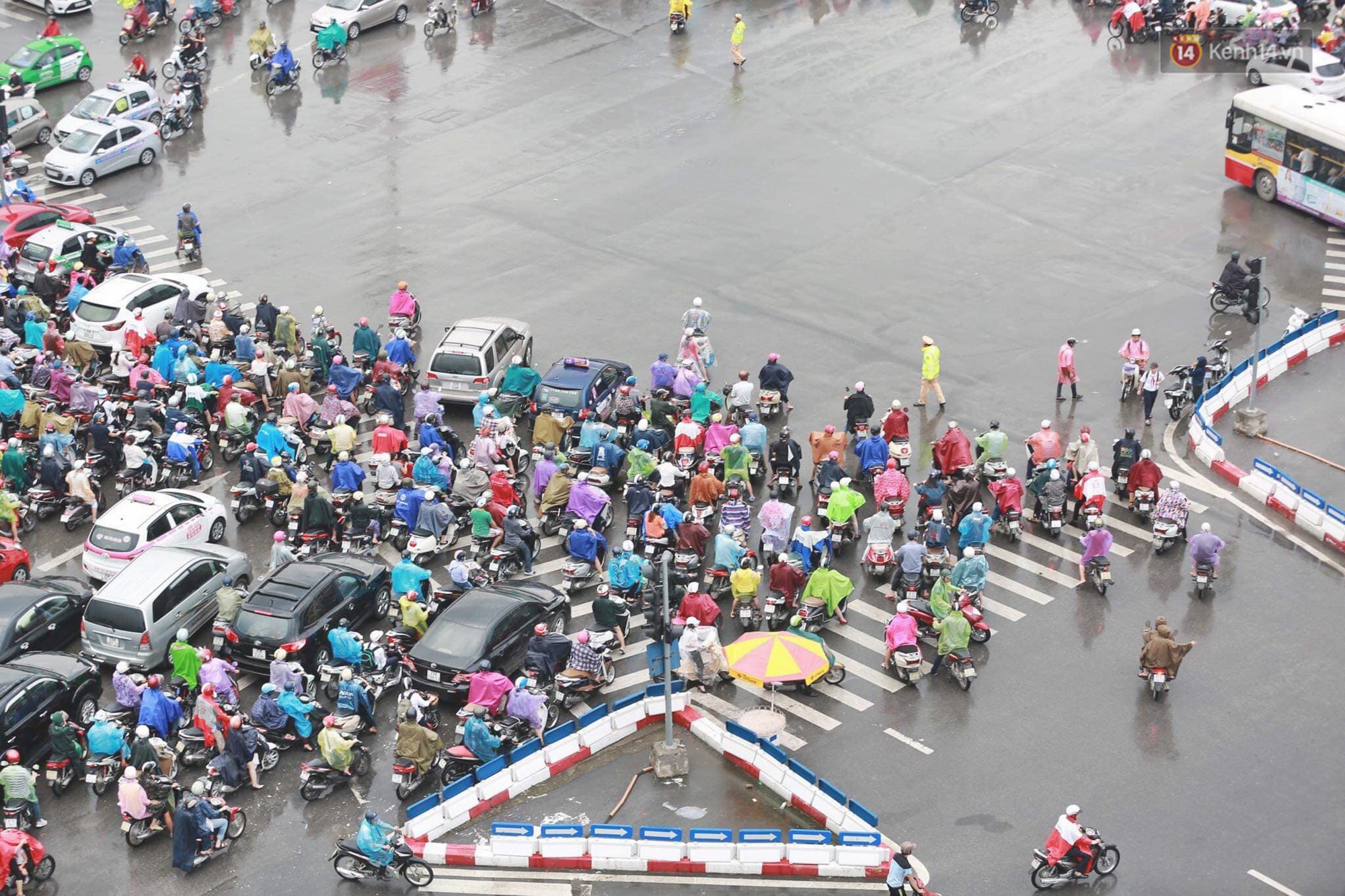 Ảnh: Đường phố Hà Nội tắc nghẽn trong ngày làm việc đầu tiên sau kỳ nghỉ lễ 30/4 - 1/5