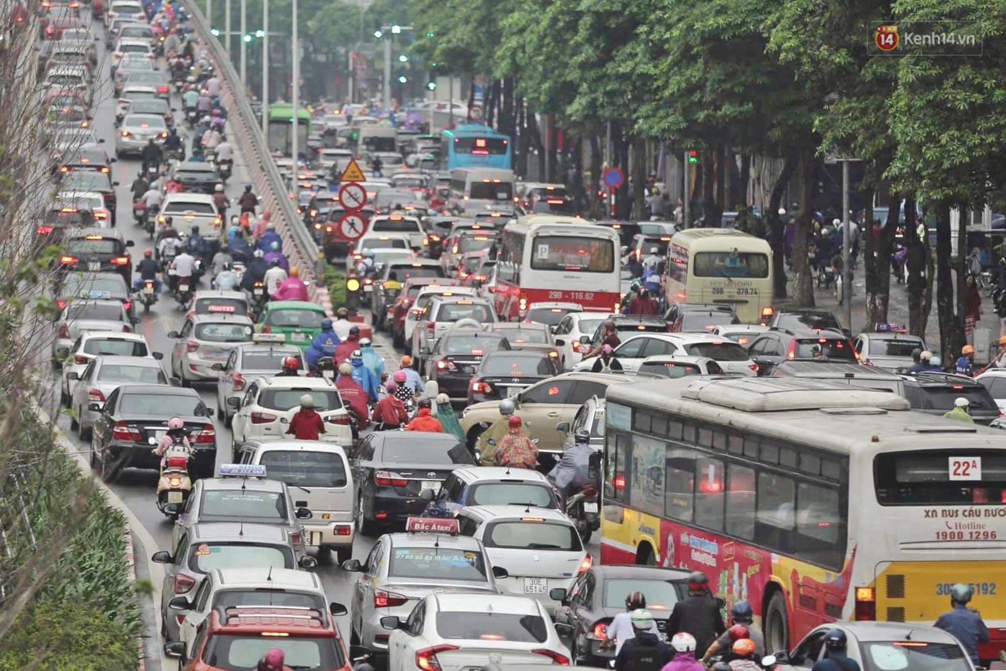 Ảnh: Đường phố Hà Nội tắc nghẽn trong ngày làm việc đầu tiên sau kỳ nghỉ lễ 30/4 - 1/5