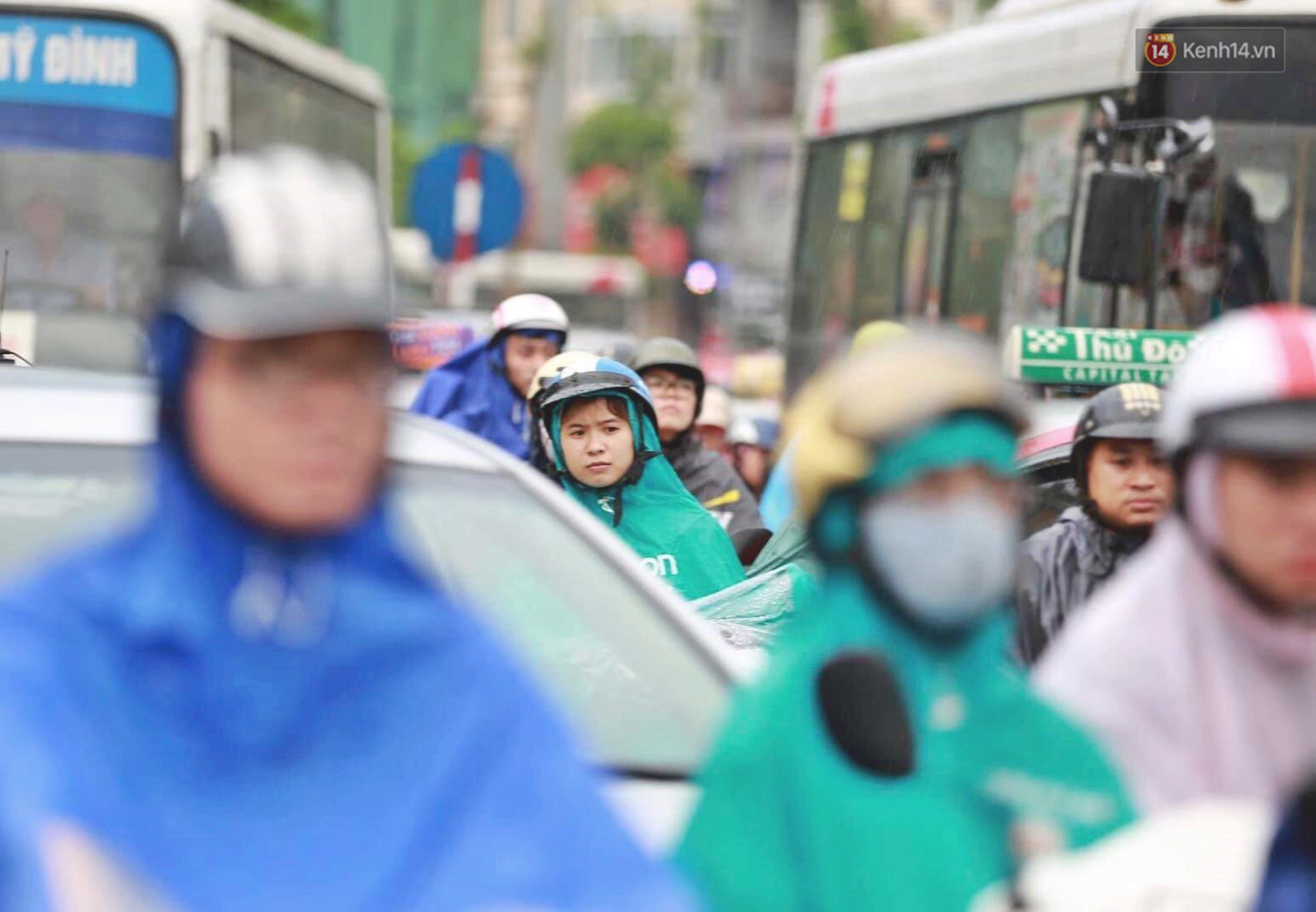 Ảnh: Đường phố Hà Nội tắc nghẽn trong ngày làm việc đầu tiên sau kỳ nghỉ lễ 30/4 - 1/5