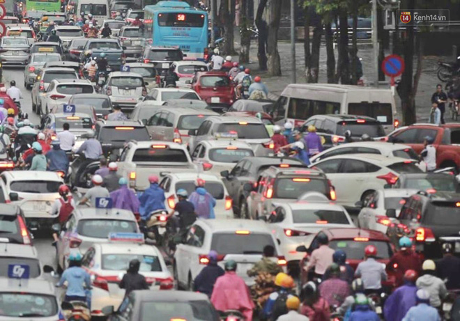 Ảnh: Đường phố Hà Nội tắc nghẽn trong ngày làm việc đầu tiên sau kỳ nghỉ lễ 30/4 - 1/5