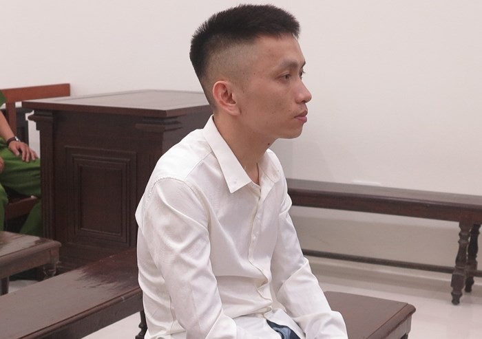 Về thăm vợ con vẫn tranh thủ qua đêm với tiếp viên quán hát