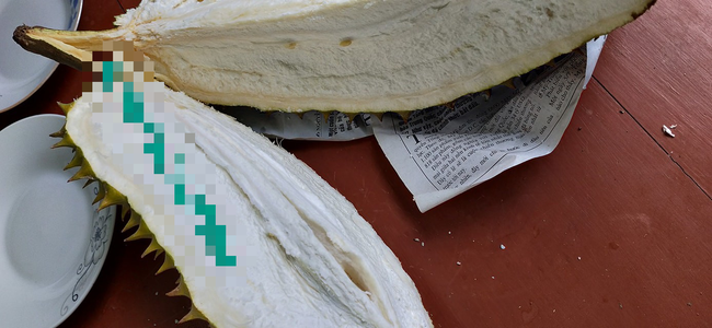 Mới từ nước ngoài về đã lên cơn thèm sầu, cô nàng mạnh tay mua ngay 3 quả lép hạt như lời quảng cáo không ngờ còn lép luôn cả múi