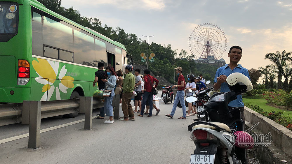 Tháo dải phân cách, xe khách ngang nhiên đón người trên cầu Bãi Cháy - 1 Tháo dải phân cách, xe khách ngang nhiên đón người trên cầu Bãi Cháy - 1