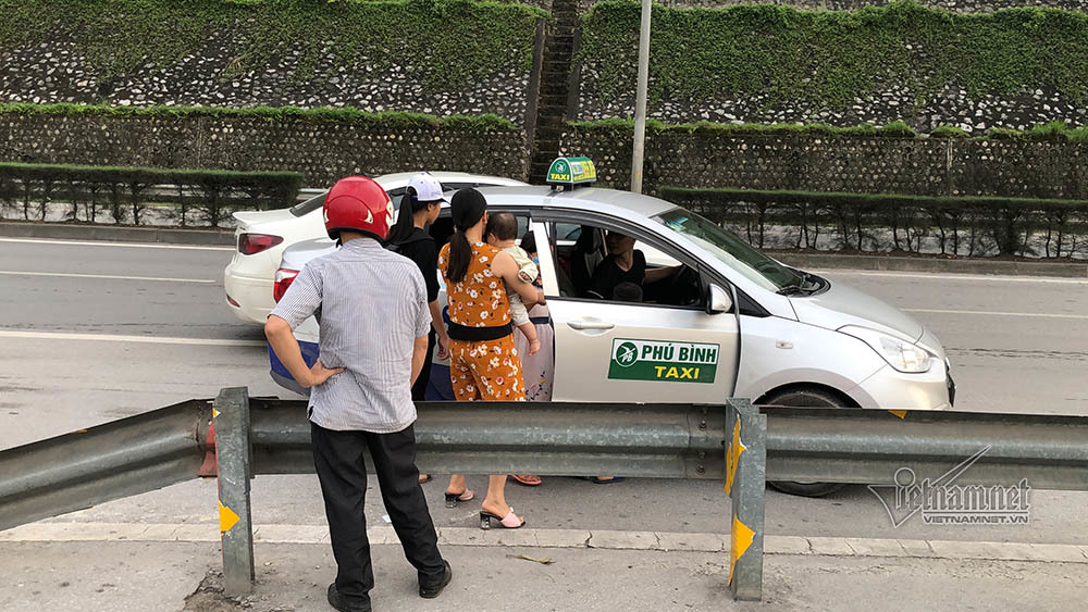 Tháo dải phân cách, xe khách ngang nhiên đón người trên cầu Bãi Cháy