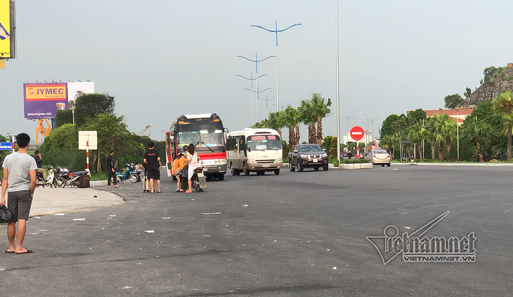 Tháo dải phân cách, xe khách ngang nhiên đón người trên cầu Bãi Cháy