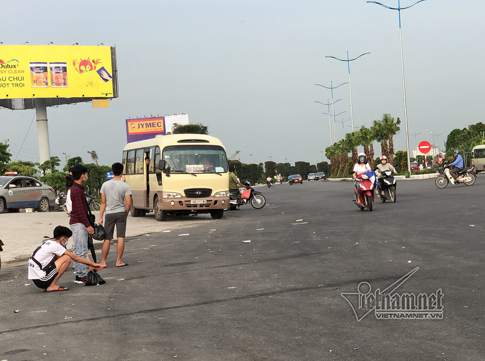 Tháo dải phân cách, xe khách ngang nhiên đón người trên cầu Bãi Cháy - 4 Tháo dải phân cách, xe khách ngang nhiên đón người trên cầu Bãi Cháy - 4