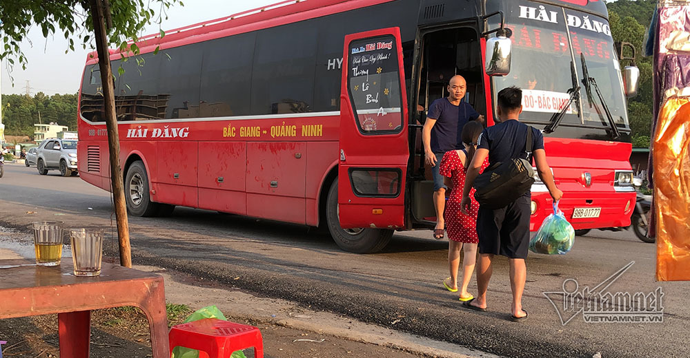 Tháo dải phân cách, xe khách ngang nhiên đón người trên cầu Bãi Cháy